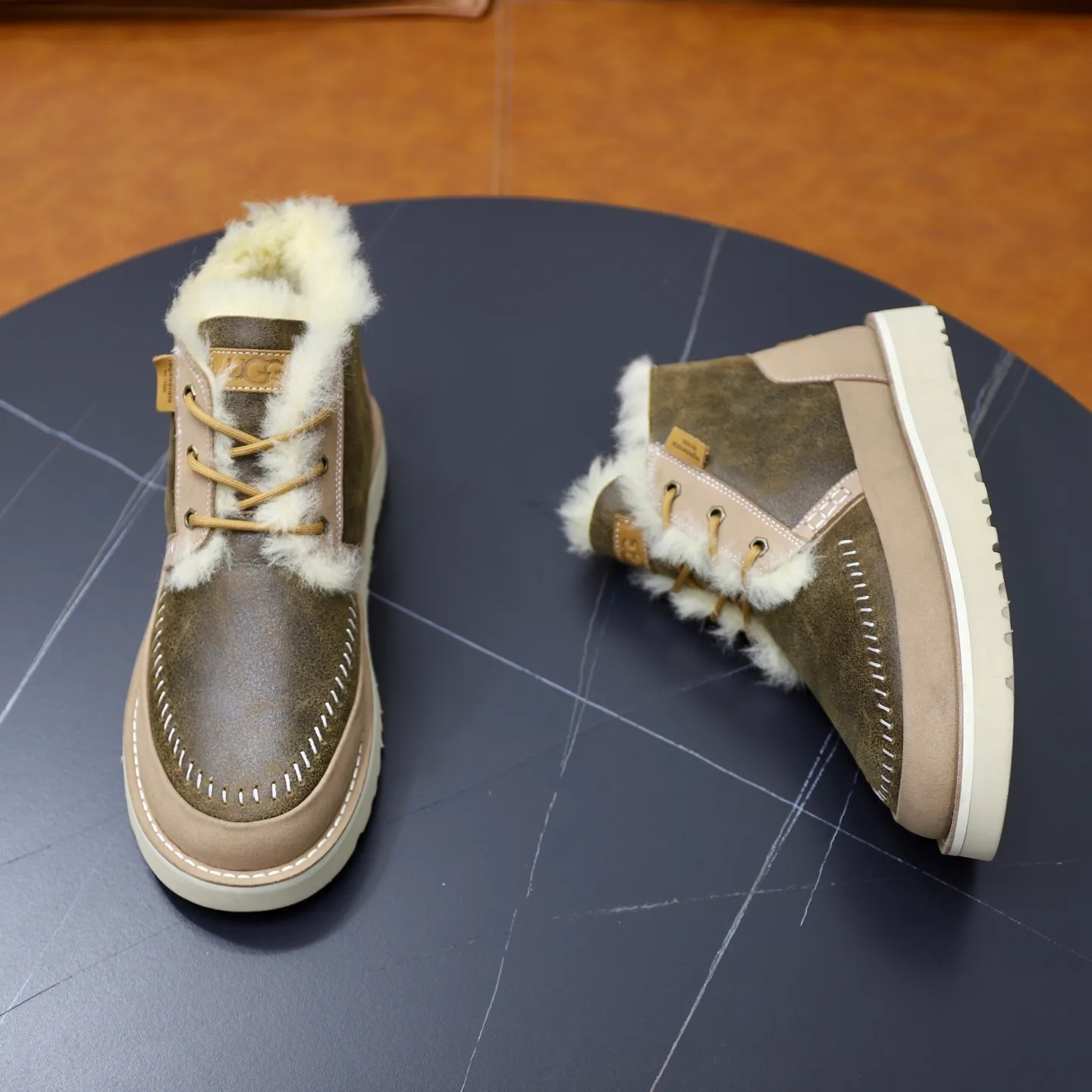 Ex-factory price: 620💰Thick wool imported from Australia Brand: UGG genuine purchase (fur integrated) Size: 39-44 (45 customized) Grade: Official website 1:1 Material: First layer of genuine leather waterproof and antifreeze upper Real wool lining Original non-slip and wear-resistant outsole Style category: Men's casual shoes Trendy style Comfortable on the feet Color: Official website color synchronization